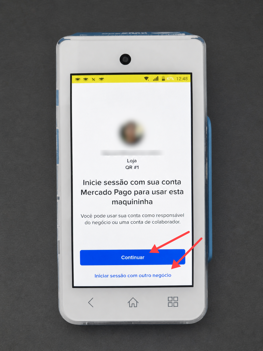 Tela da maquininha Mercado Pago Point Smart com a opção para continuar o acesso usando a conta vinculada ou iniciar sessão com outro negócio