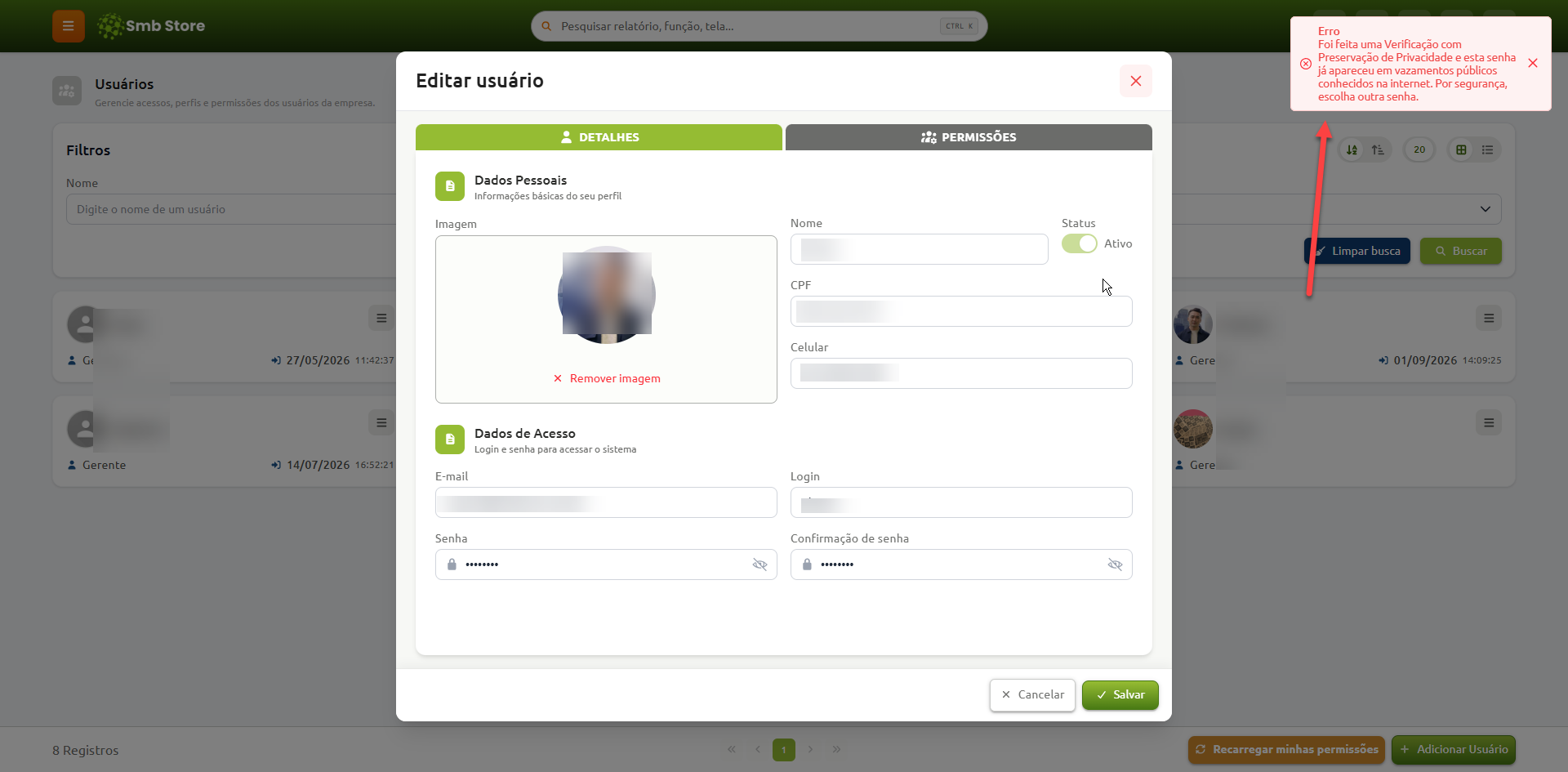 Janela de edição de usuário no Smb Store, com campos de dados pessoais e de acesso preenchidos, exibindo notificação de erro no canto superior direito informando que a senha escolhida já apareceu em vazamentos públicos na internet e solicitando a escolha de outra por segurança.