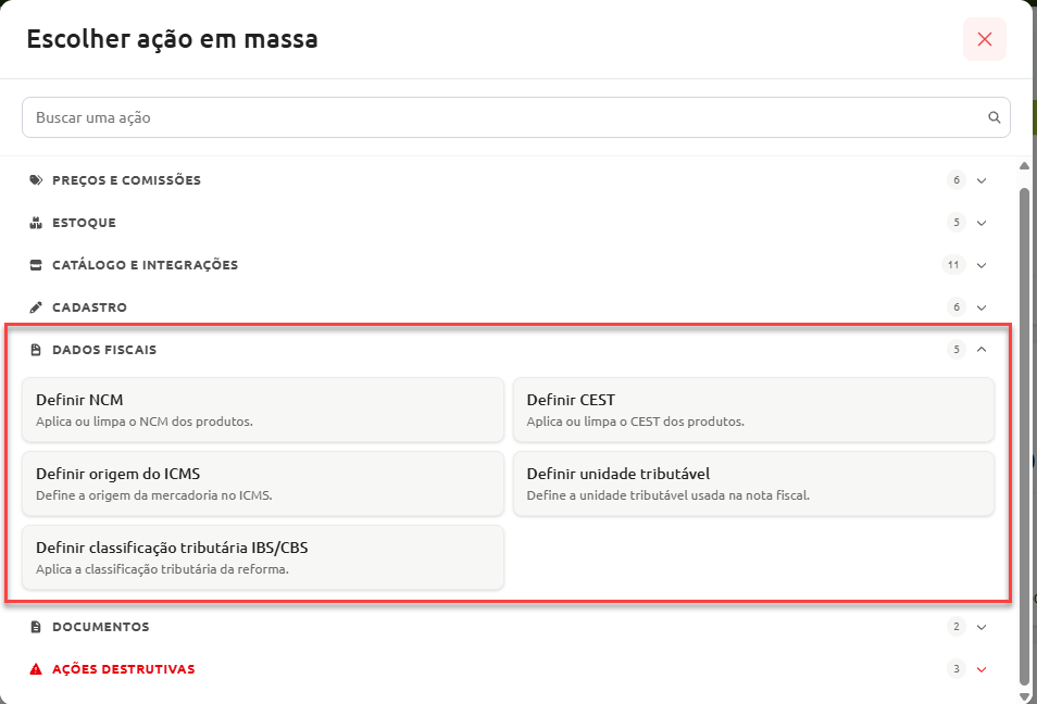 Janela de seleção de ações em massa destacando a seção de dados fiscais, com opções para definir NCM, CEST, origem do ICMS, unidade tributável e classificação tributária IBS/CBS.
