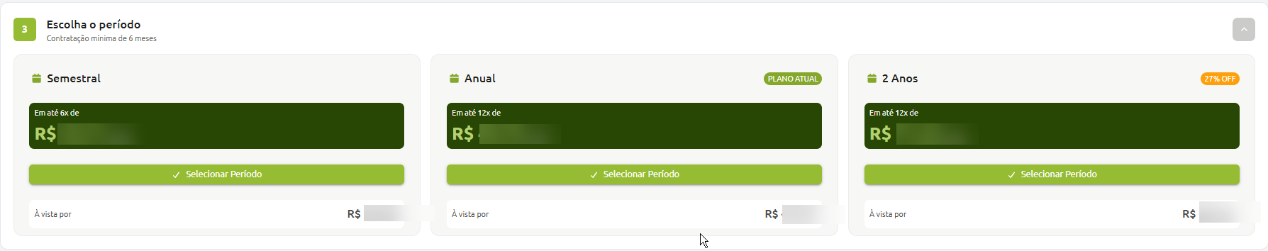 Tela de escolha de período de contratação com opções semestral, anual (indicada como plano atual) e de dois anos (com desconto), apresentando condições de parcelamento, botões para selecionar o período e valores à vista com dados ocultos.