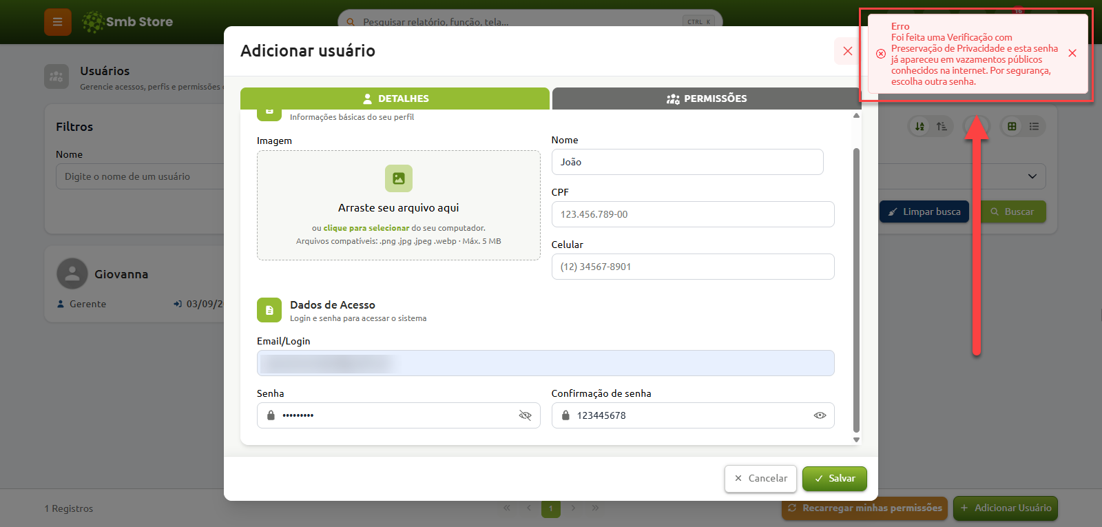 Tela de cadastro de usuário no sistema Smb Store exibindo uma notificação de erro que alerta que a senha informada já apareceu em vazamentos públicos conhecidos na internet e solicita a escolha de outra senha por segurança.