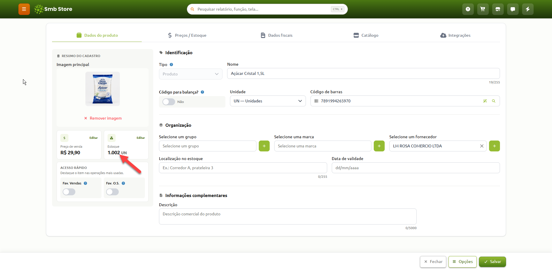 Tela de cadastro de produto no sistema Smb Store, exibindo campos de identificação, organização e informações complementares, com destaque por seta vermelha para o campo de quantidade em estoque no resumo lateral.