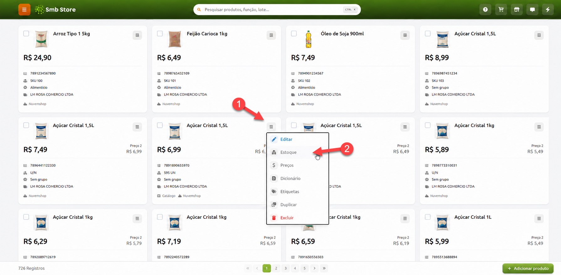 Tela de catálogo de produtos do Smb Store, indicando o passo a passo para acessar o estoque de um item: primeiro clica-se no botão de opções do card do produto e, em seguida, seleciona-se a opção Estoque no menu exibido.
