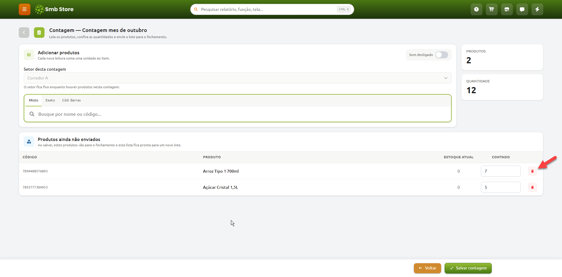 Tela do Smb Store de contagem de produtos no setor Corredor A, exibindo campo de busca de itens, contadores de 2 produtos e quantidade total de 12, lista de produtos adicionados com estoque atual e quantidade contada, e uma seta vermelha indicando o botão de exclusão de um item.