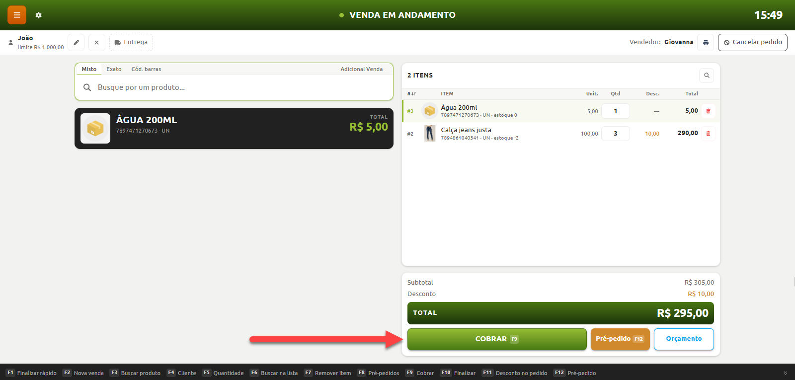 Tela de venda em andamento no ponto de venda com lista de itens adicionados, valores de subtotal, desconto e total, destacando o botão de cobrança.