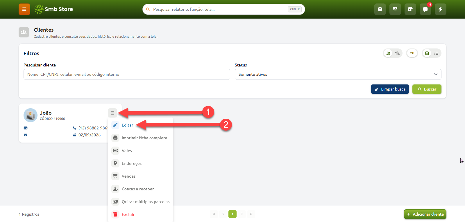 Tela de gerenciamento de clientes com instruções numeradas indicando o clique no menu de opções do cadastro e, em seguida, a seleção do item "Editar".
