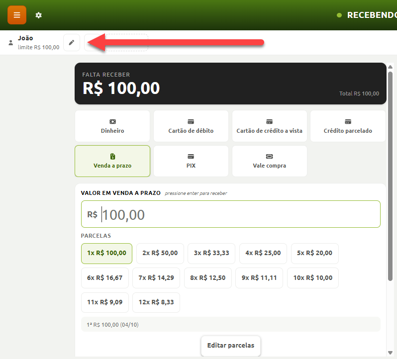 Tela de recebimento de venda no ponto de venda com o cliente identificado, exibindo a forma de pagamento selecionada como venda a prazo no valor de R$ 100,00, as opções de parcelamento e uma seta vermelha apontando para o botão ao lado dos dados do cliente.