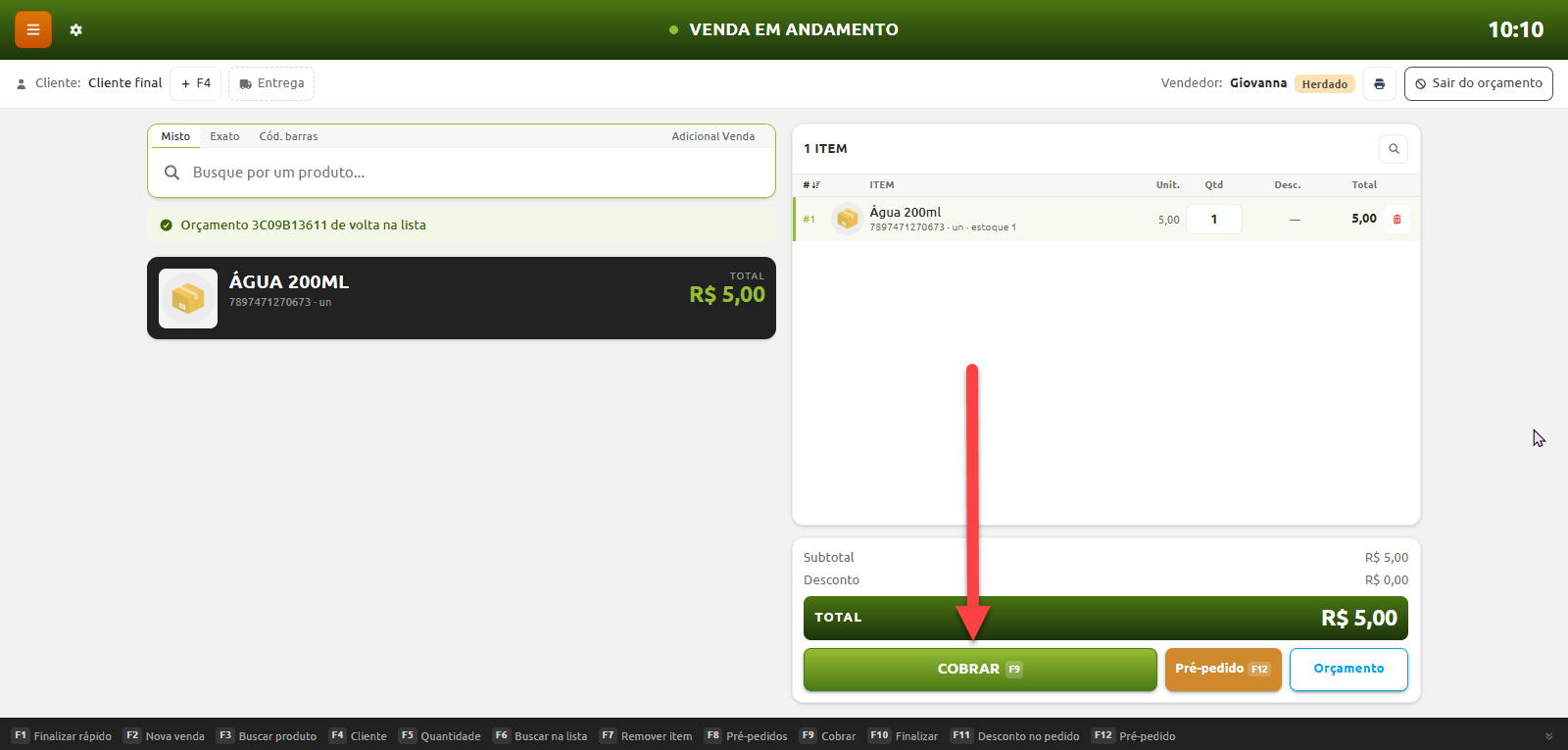 Tela de venda em andamento no ponto de venda com um item lançado, valor total da compra e uma seta destacando o botão para realizar a cobrança.