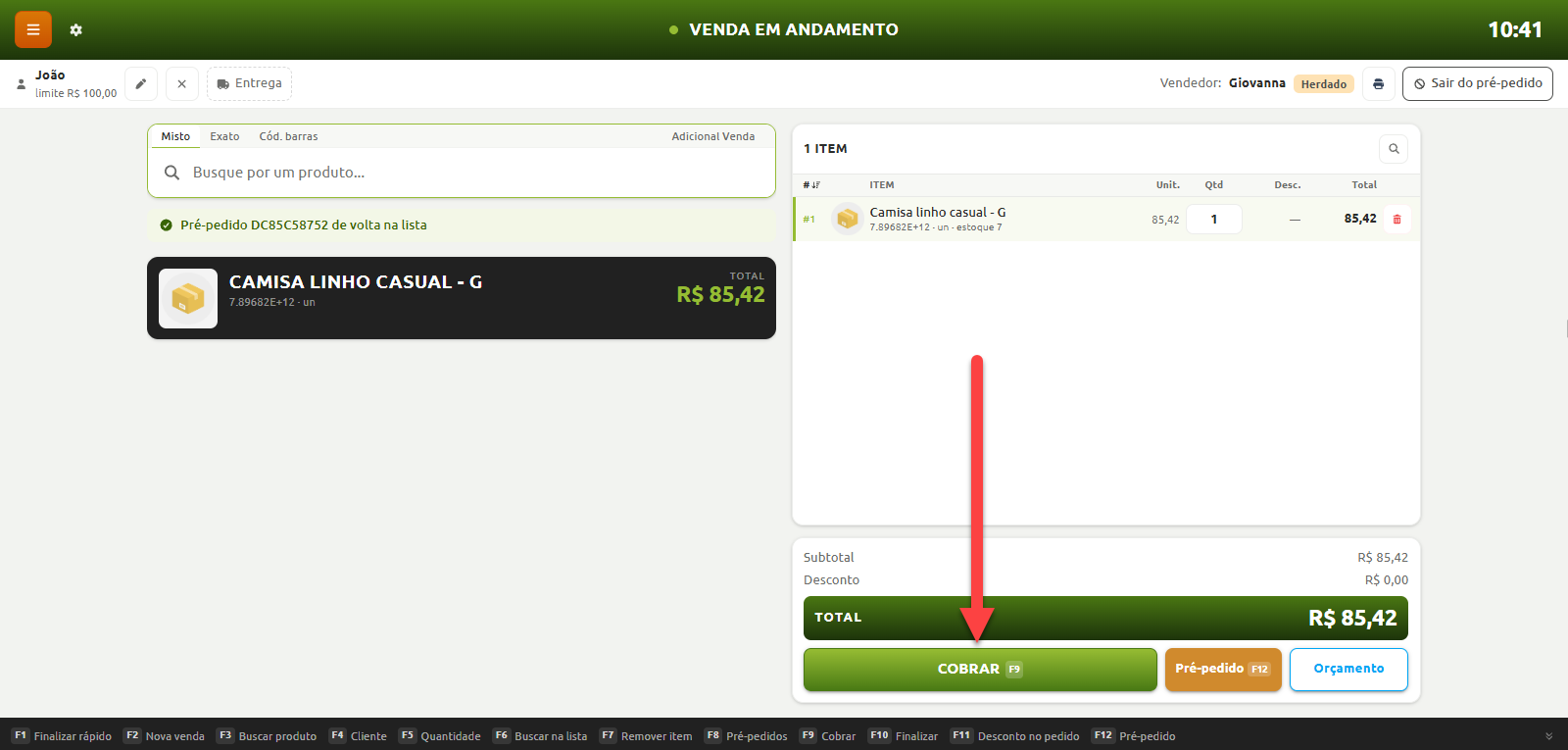 Tela de venda em andamento no ponto de venda com um item lançado no valor de R$ 85,42 e uma seta apontando para o botão "Cobrar F9".