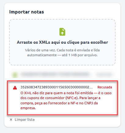 Tela de importação de arquivos XML com mensagem de erro destacada informando que a nota foi recusada porque o arquivo não indica o destinatário, sendo necessária uma NF-e com o CNPJ da empresa para o lançamento da compra.