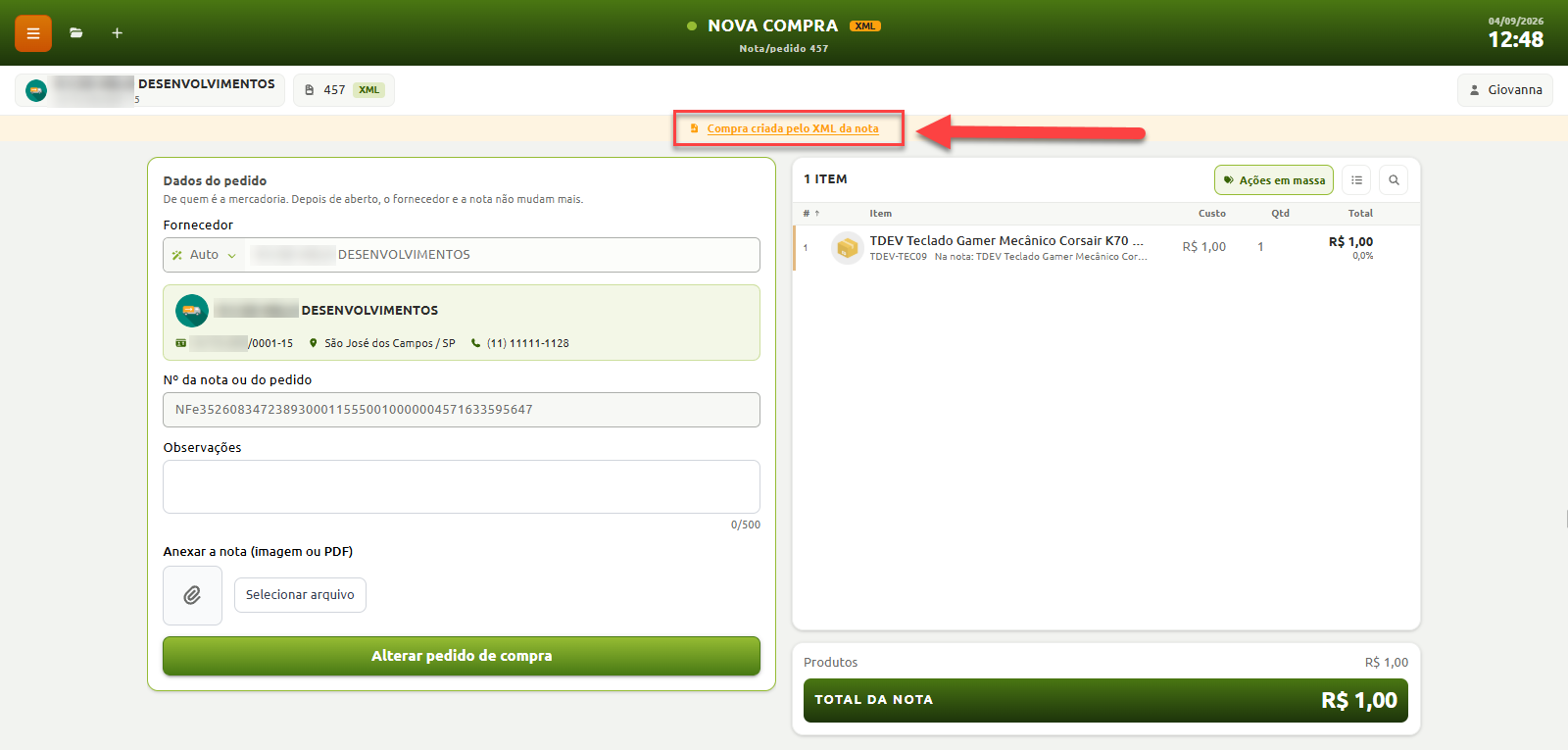 Tela de cadastro de nova compra com aviso em destaque indicando "Compra criada pelo XML da nota", contendo os dados do pedido e fornecedor à esquerda e a lista com o item importado e valores à direita.