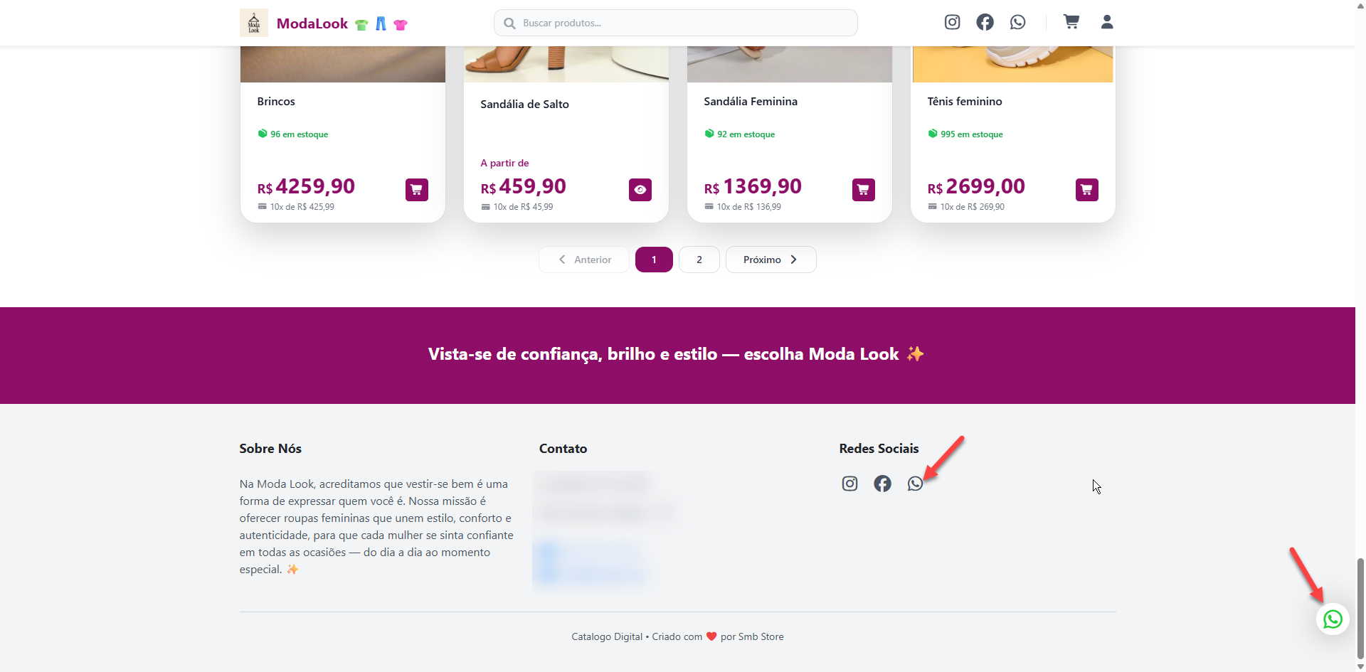 Tela da loja virtual ModaLook exibindo produtos e o rodapé da página, com setas apontando para o ícone do WhatsApp na seção de redes sociais e para o botão flutuante de atendimento no canto inferior direito.