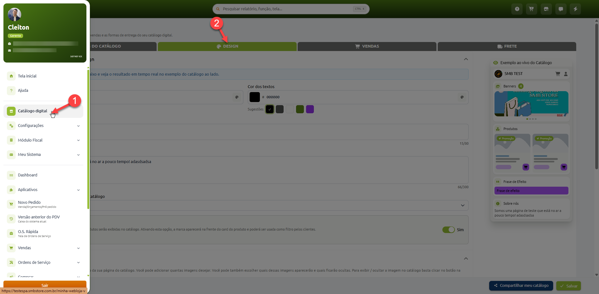 Tela do sistema indicando o caminho de configuração visual do catálogo digital: a opção "Catálogo digital" no menu lateral esquerdo marcada com o número 1, e a aba "Design" no menu superior marcada com o número 2, exibindo as opções de personalização de cores, textos e a pré-visualização em tempo real do catálogo.