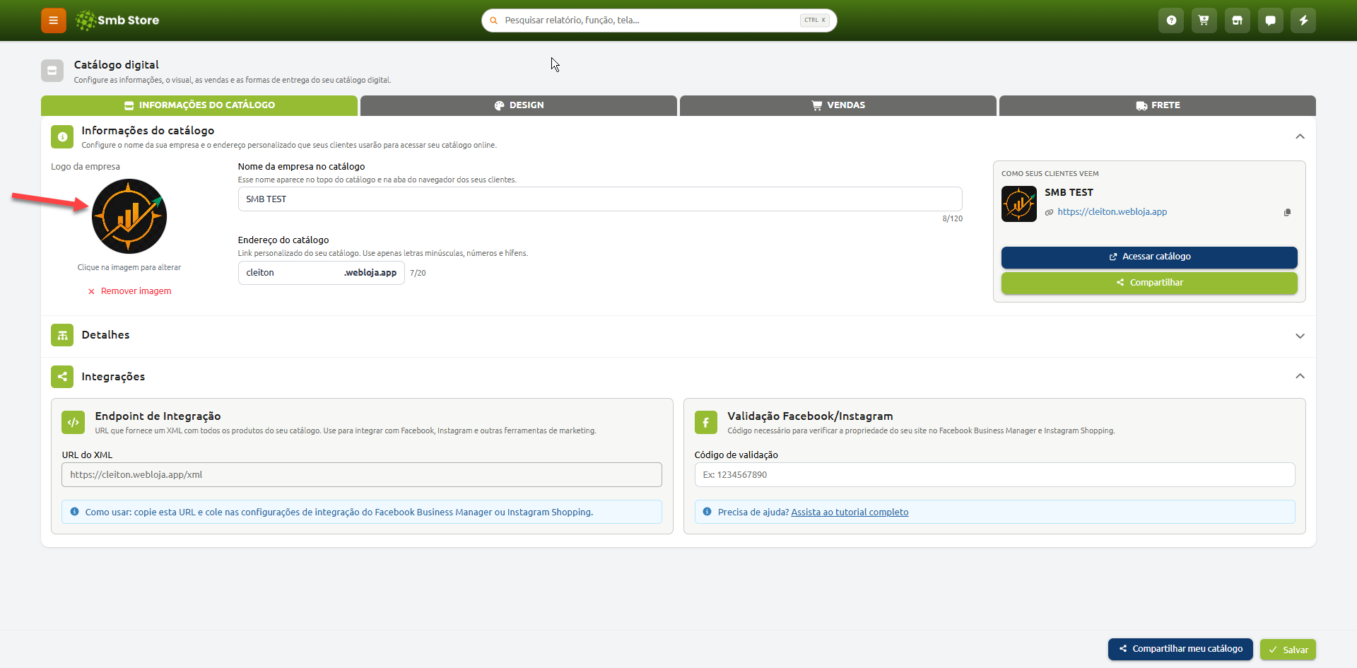 Tela de configuração do catálogo digital no sistema Smb Store, exibindo a aba de informações com campos para logotipo da empresa, nome no catálogo, endereço personalizado da página, painel de pré-visualização e dados de integrações. Uma seta vermelha destaca a área de alteração do logotipo.