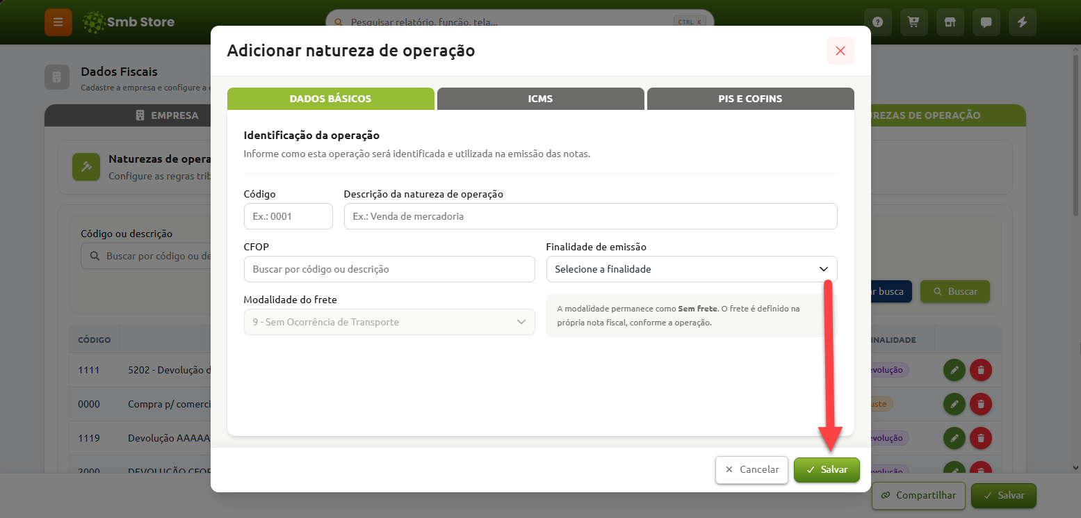 Janela de cadastro para adicionar natureza de operação no sistema Smb Store, com a aba de dados básicos aberta exibindo campos de identificação como código, descrição, CFOP, finalidade de emissão e modalidade do frete, além de uma seta apontando para o botão Salvar.