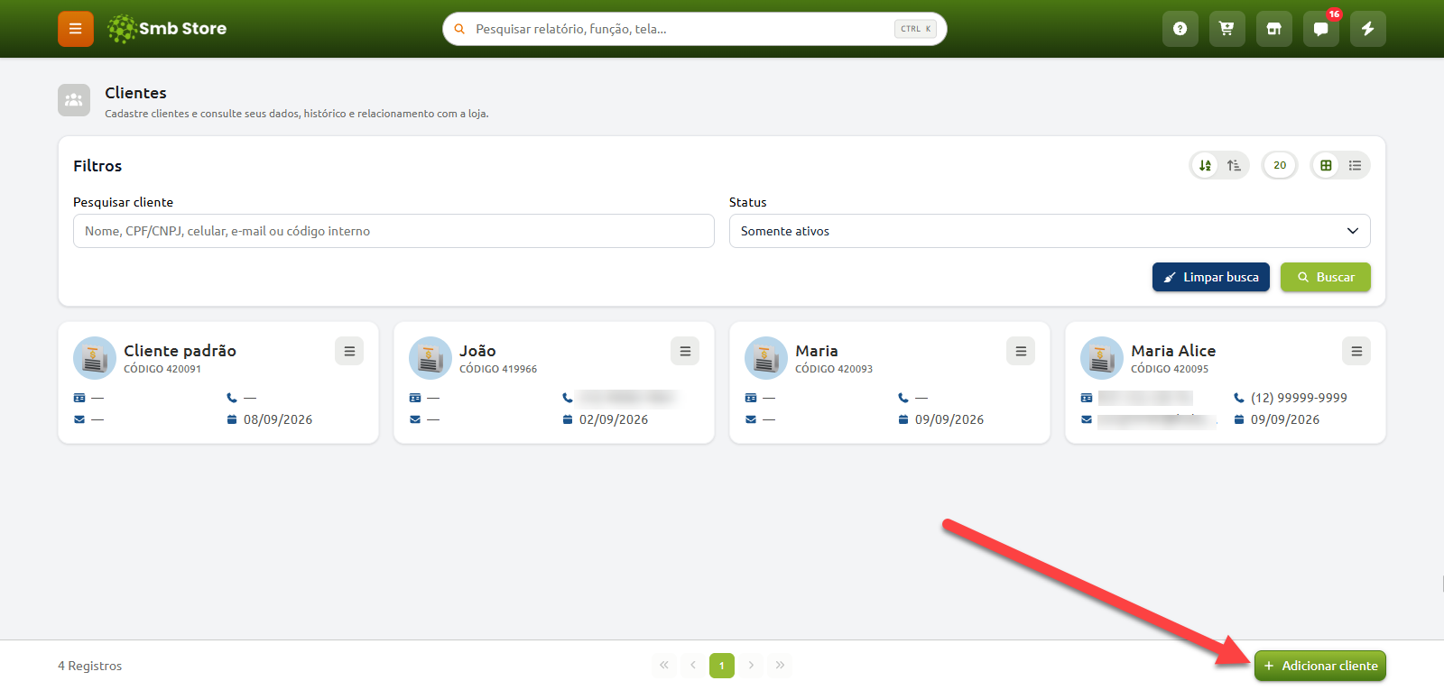 Tela de gerenciamento de clientes do Smb Store exibindo filtros de pesquisa, cartões com cadastros existentes e uma seta destacando o botão para adicionar cliente no canto inferior direito.