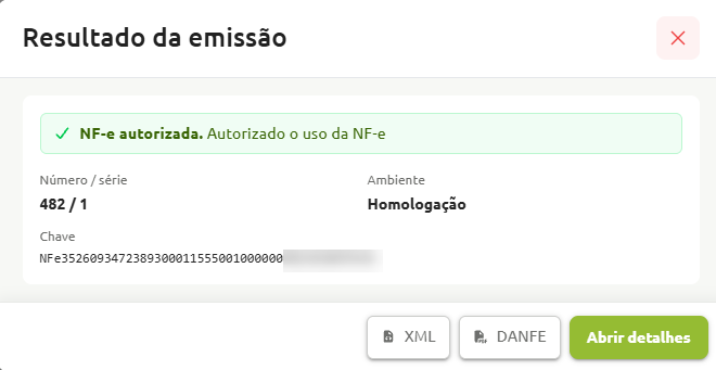 Tela de resultado da emissão confirmando que a NF-e foi autorizada, exibindo número, série, ambiente de homologação, chave de acesso e opções para baixar o XML, o DANFE ou abrir detalhes.