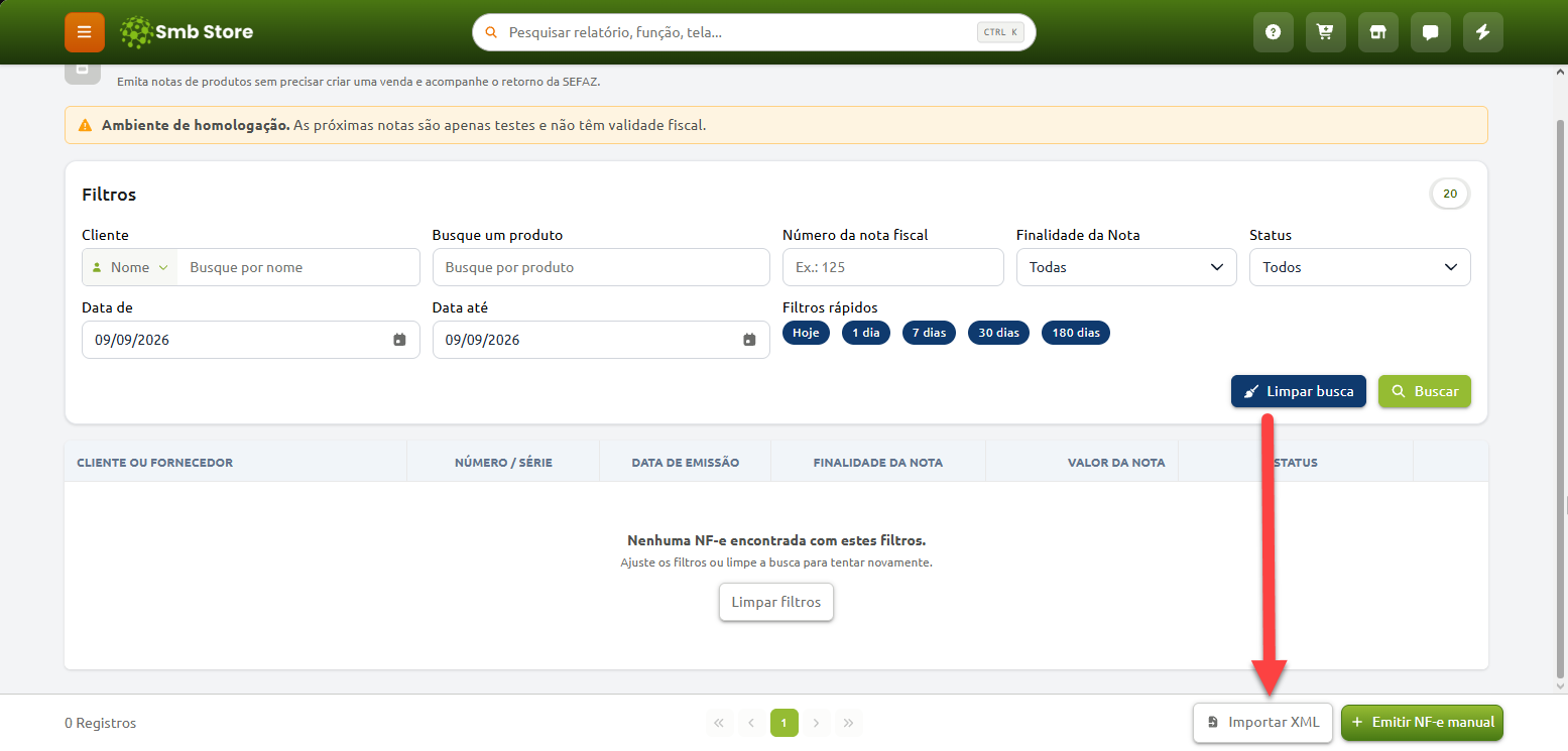 Tela de gerenciamento de notas fiscais do Smb Store com campos de filtros de busca e uma seta vermelha apontando para o botão "Importar XML" no canto inferior direito.