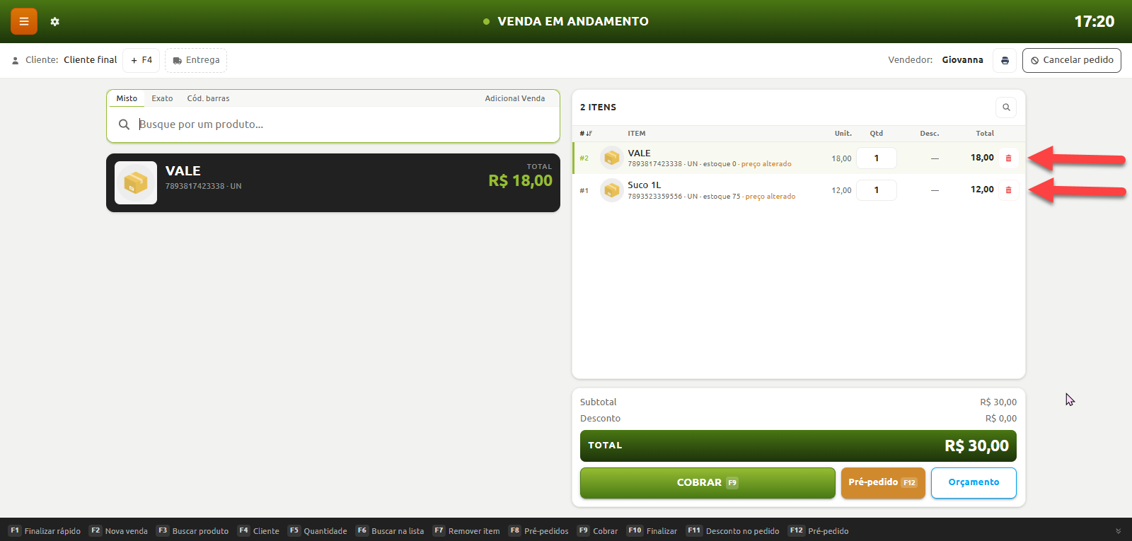 Tela de venda em andamento no sistema de ponto de venda, exibindo os itens adicionados ao pedido e setas destacando a opção de exclusão de cada produto na lista.