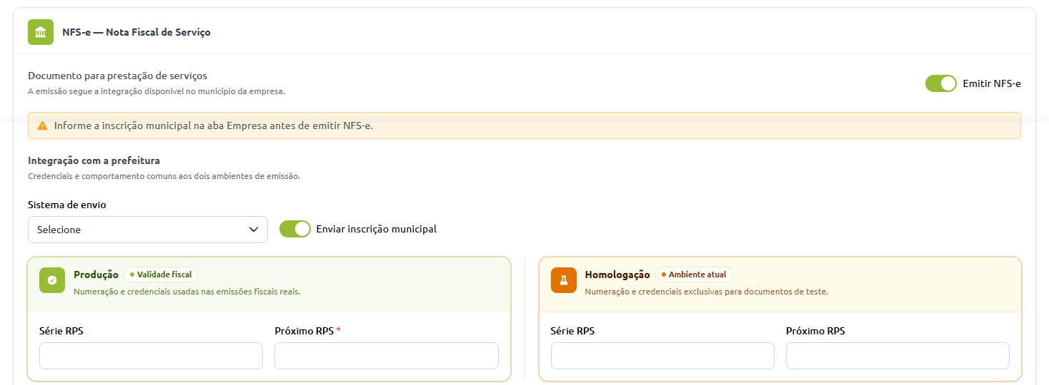 Tela de configuração de NFS-e com aviso para informar a inscrição municipal na aba Empresa antes da emissão, seleção do sistema de envio à prefeitura e campos de série e próximo RPS para os ambientes de produção e homologação.