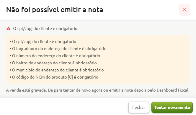 Mensagem de erro indicando falha na emissão da nota fiscal devido à ausência de dados obrigatórios do cliente, como CPF ou CNPJ e endereço completo, além do código NCM do produto, com aviso de que a venda foi salva e opções para fechar ou tentar novamente.