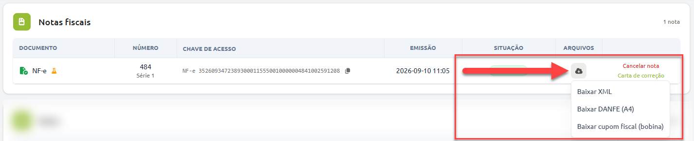 Tabela de notas fiscais exibindo uma NF-e emitida com o menu de download aberto na coluna de arquivos, contendo as opções para baixar XML, baixar DANFE (A4) e baixar cupom fiscal (bobina), além de atalhos para cancelar nota e carta de correção.