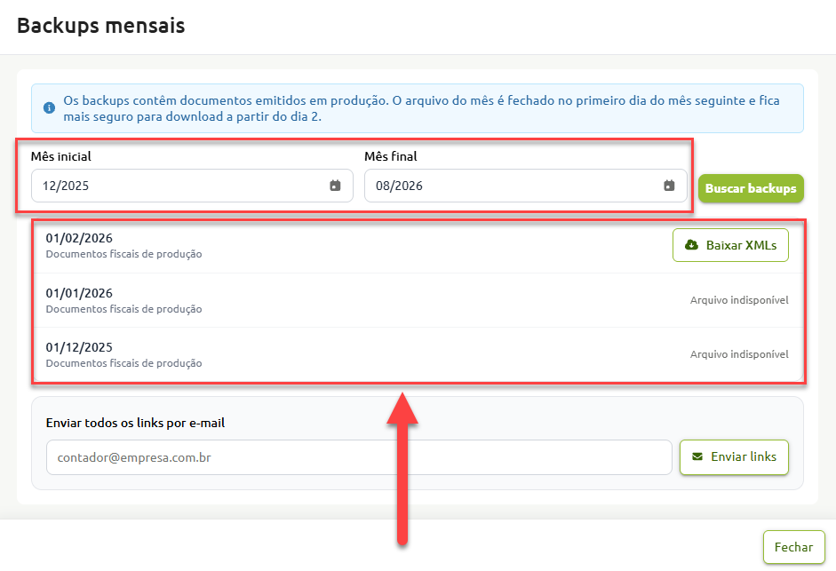 Tela de backups mensais com campos para filtrar o período por mês inicial e final, lista de resultados exibindo o status de disponibilidade dos arquivos fiscais com opção para baixar XMLs, e campo para envio dos links por e-mail.