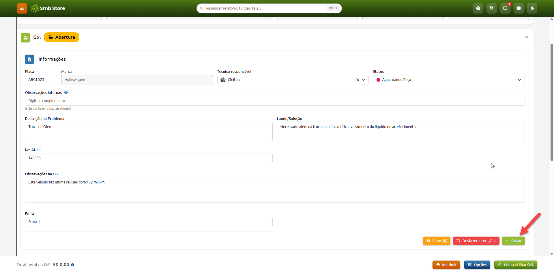 Tela de edição de ordem de serviço no Smb Store, exibindo dados do veículo, técnico responsável, status, descrição do problema e laudo técnico, com uma seta vermelha indicando o botão "Salvar".
