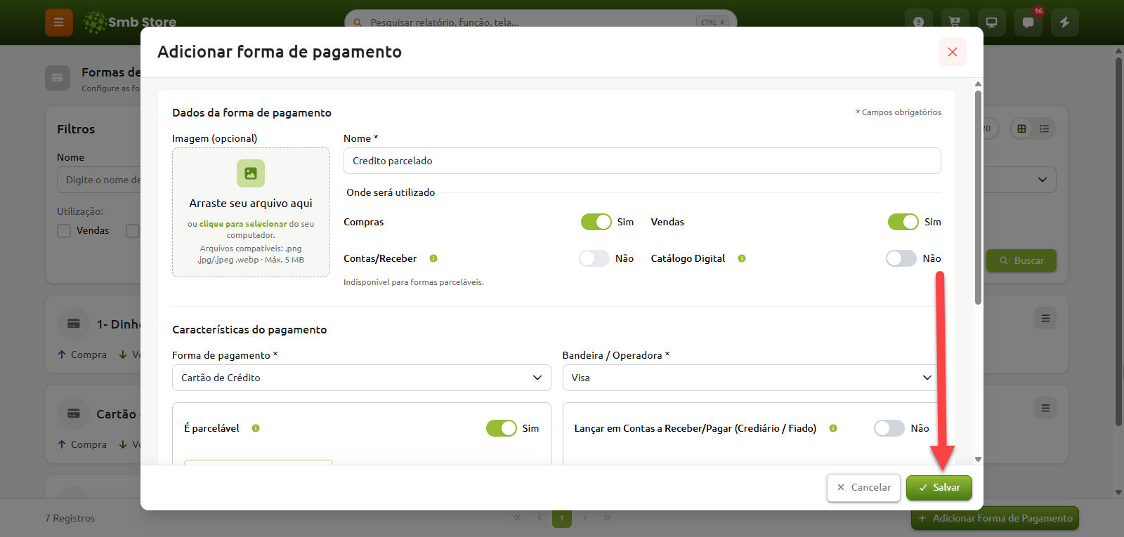 Janela de cadastro de forma de pagamento com campos preenchidos para cartão de crédito parcelado e uma seta vermelha indicando o botão Salvar.