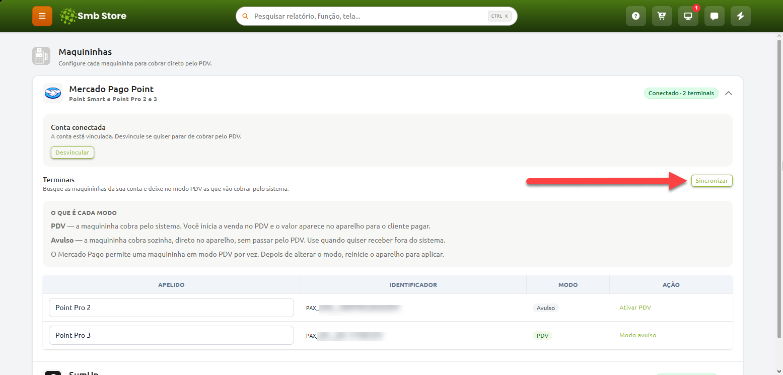 Tela de configuração de maquininhas do sistema Smb Store, exibindo a conta Mercado Pago Point conectada com dois terminais listados, destacando por uma seta vermelha o botão "Sincronizar".