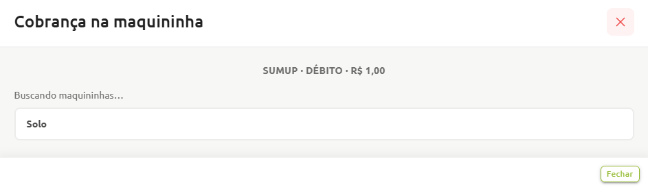 Tela de cobrança na maquininha exibindo o pagamento de R$ 1,00 no débito via SumUp, com o status de busca de dispositivos e o modelo Solo identificado.