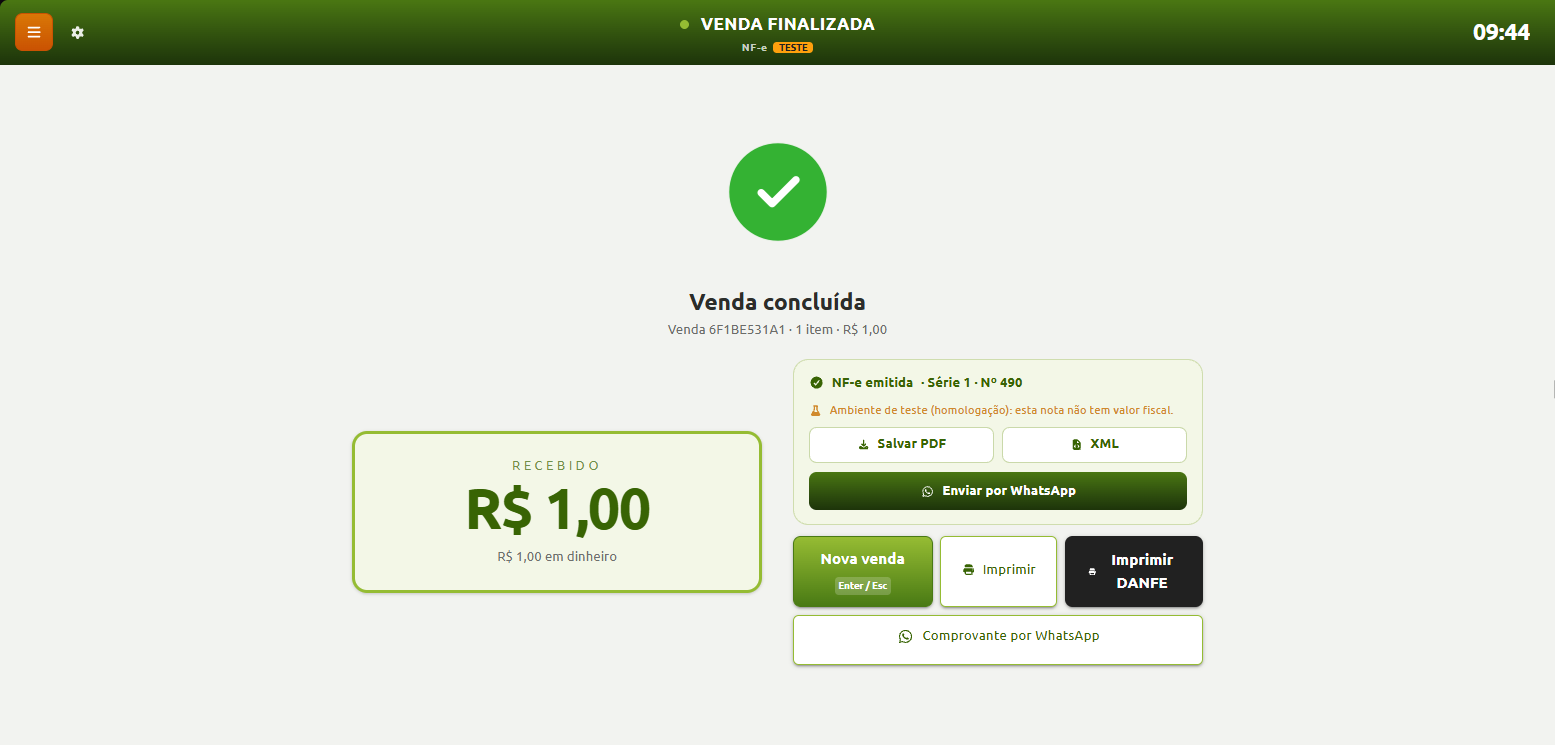 Tela de confirmação de venda concluída no caixa, exibindo o valor recebido em dinheiro, a emissão da NF-e em ambiente de teste e opções para salvar arquivos, enviar comprovantes, imprimir o documento ou iniciar uma nova venda.