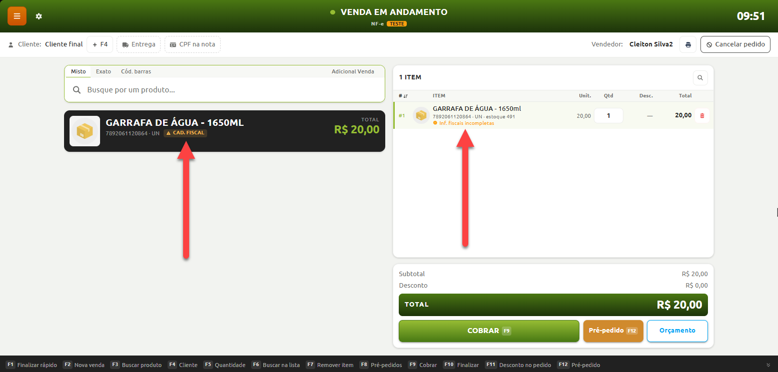 Tela do ponto de venda em andamento com alerta de pendência fiscal no produto adicionado, indicado tanto no resultado de busca do item quanto na lista de itens da venda.
