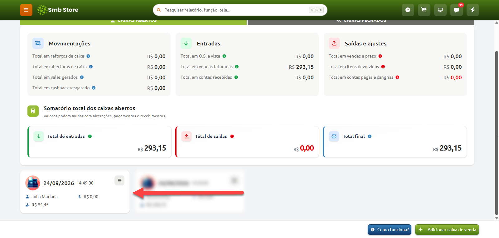 Tela de controle de caixas do Smb Store exibindo painéis com resumos de movimentações, entradas, saídas e somatórios gerais, com uma seta vermelha apontando para o cartão de um caixa aberto específico que detalha a data, operadora e valores.
