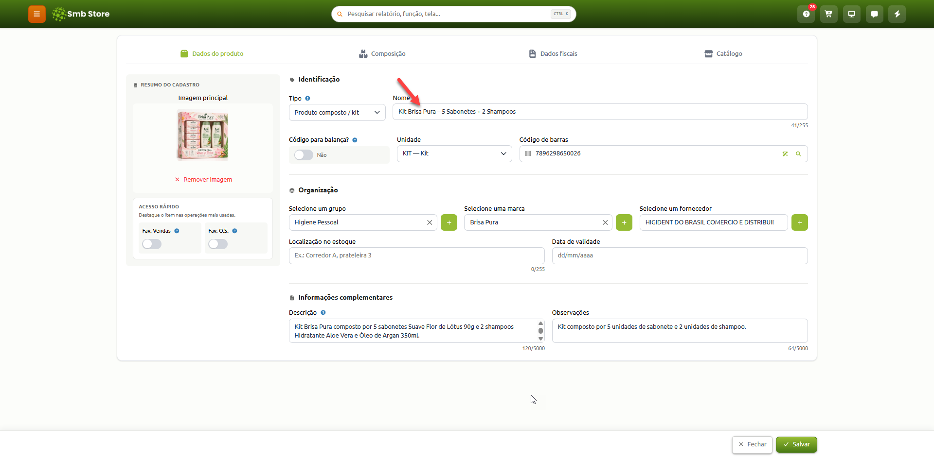 Tela de cadastro de produto no sistema Smb Store, exibindo a aba de dados gerais com o tipo definido como "Produto composto / kit", campos de identificação, organização por grupo e marca, e uma seta vermelha apontando para o campo de preenchimento do nome do kit.