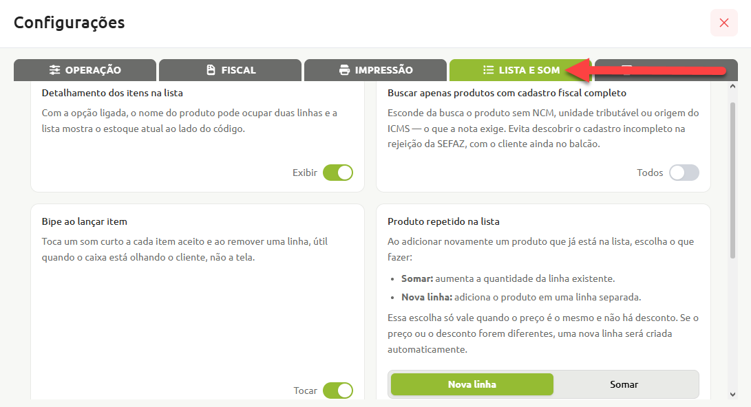 Tela de configurações do sistema na aba "Lista e som", indicada por uma seta vermelha, exibindo opções para detalhamento de itens, busca fiscal de produtos, alertas sonoros ao lançar itens e comportamento para produtos repetidos.