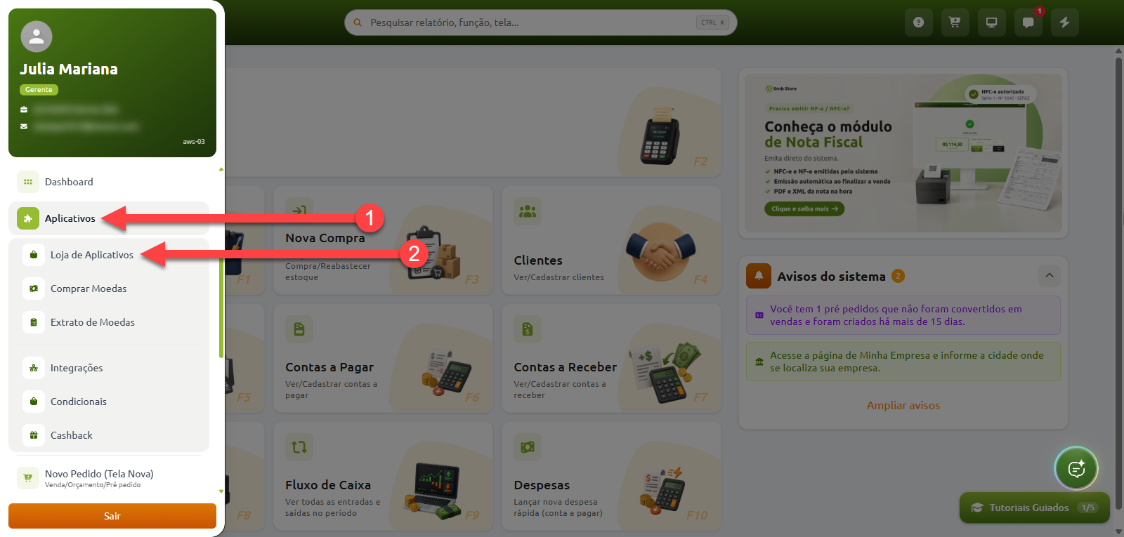 Painel inicial de gerenciamento do sistema com o menu lateral expandido, destacando o caminho a partir da opção "Aplicativos", indicada pelo número 1, até a opção "Loja de Aplicativos", indicada pelo número 2.